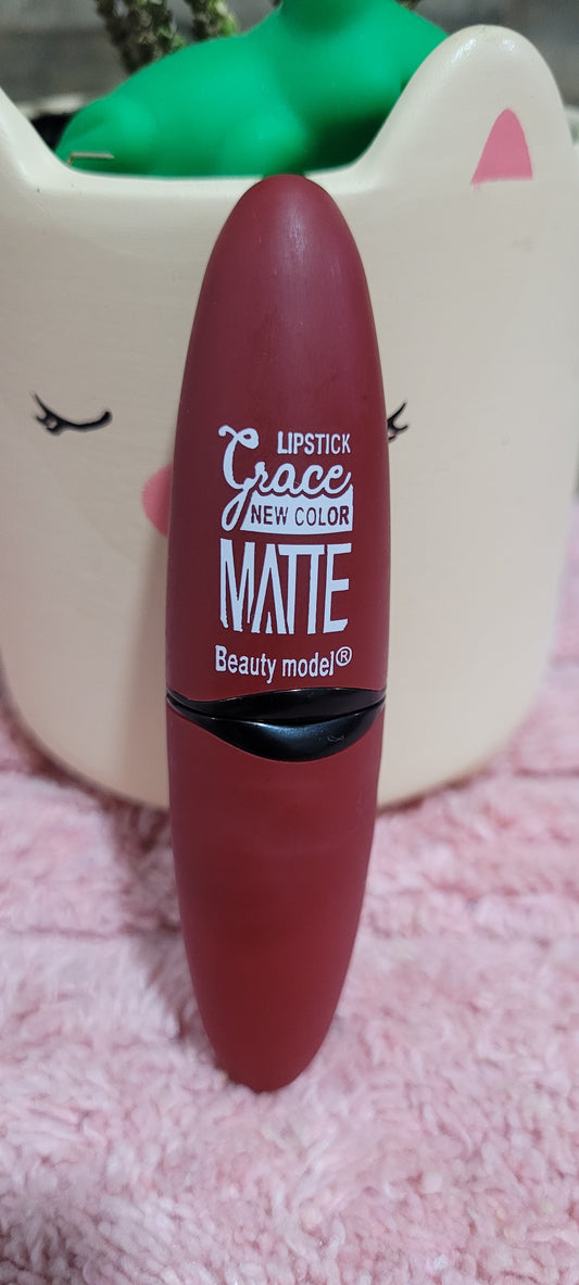 Labial matte beauty model